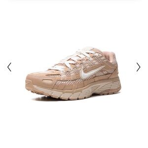 Nike Men’s Tan and White Sneakers